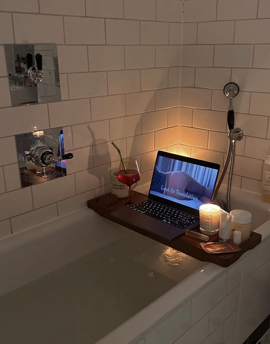 Relaxing bath with candles and a mocktail